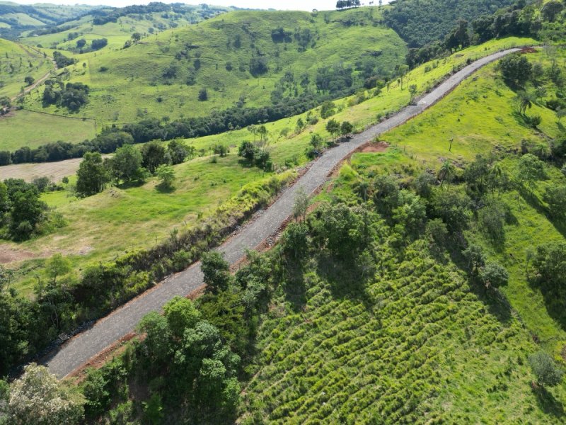 Obra de pavimentação avança na Serra do Rio Bandeira